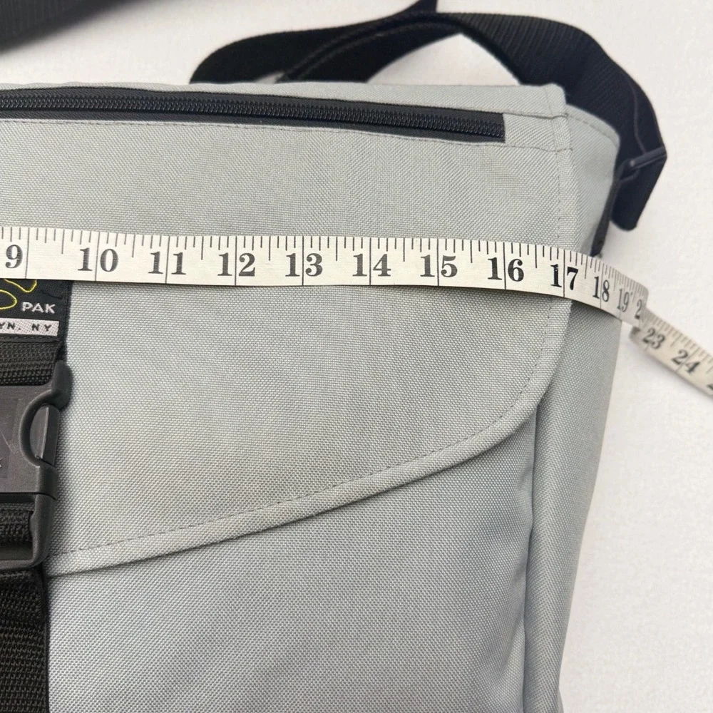 Yak Pak Brooklyn NY Messenger Bag Aqua Canvas Crossbody Laptop Shoulder 2000s
